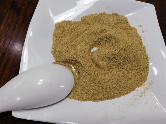 香菇和虾皮炒干焙香碾磨成粉，按1：3的比例掺配，调饺子馅真鲜