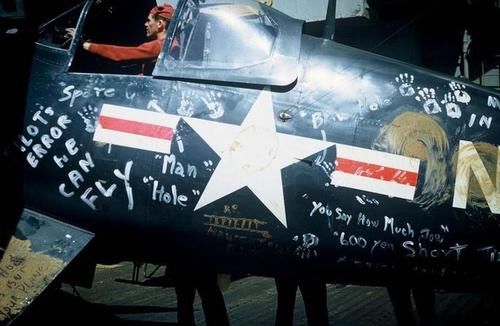 航母太多的烦恼: 美军飞行员降错航母座机被涂