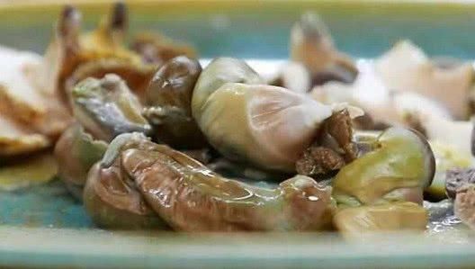 6个海螺800元，上桌后男子开始后悔，但已付款只能硬着头皮吃下去