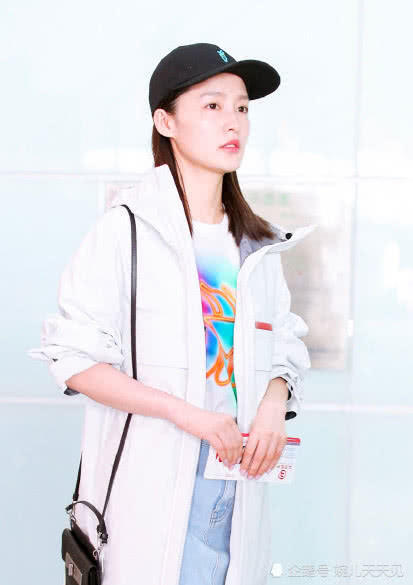 李沁终于穿对了,白色卫衣搭配短裙嫩成少女,原