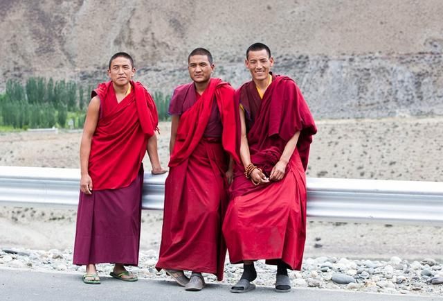 追着磕长头的脚步，走进眼睛的天堂