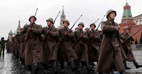 莫斯科红场阅兵彩排 纪念1941年赴前线士兵_