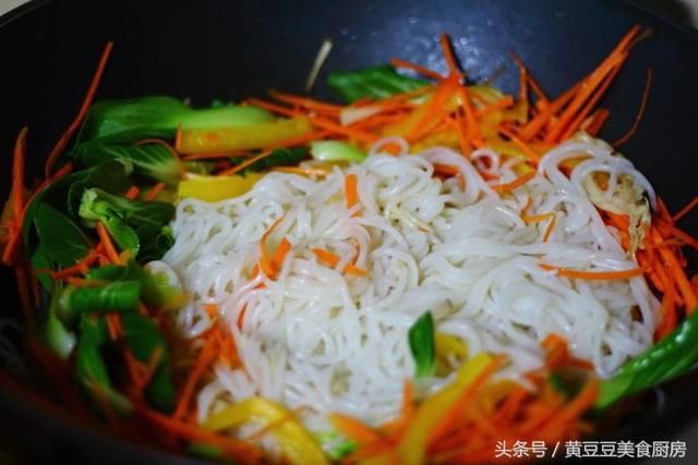 这样炒米粉才好吃,口感劲道,味道鲜美
