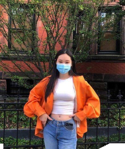 李连杰17岁女儿晒照大秀小蛮腰 时尚性感