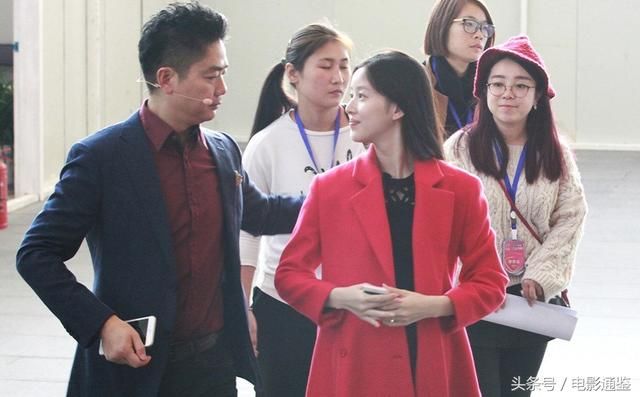 刘强东在京东老员工家宴上发表感言,章泽天因