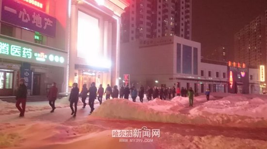 哈尔滨大妈有多疯狂?顶着暴雪和8级风坚持跳广场舞