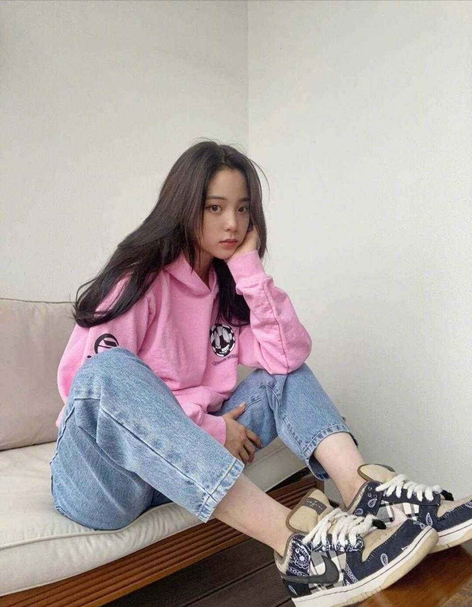 什么衣服都难不倒李冰冰，穿牛仔服套装，内搭背心像塑身衣