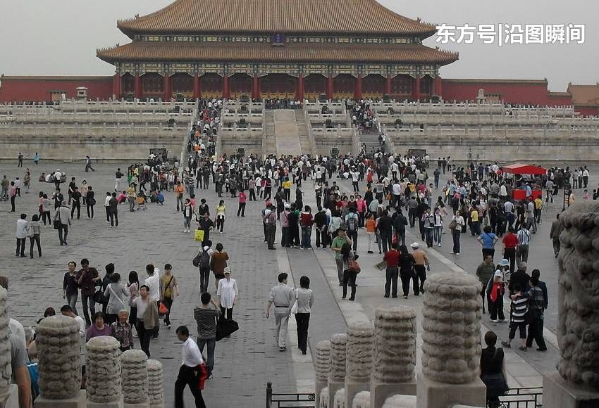 环游北京故宫，场面繁华热闹，俄罗斯女孩现身宫内