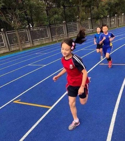田雨橙代表学校参加跑步比赛 风一样的女子名