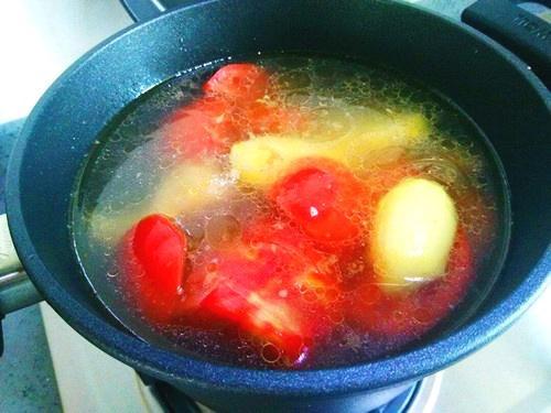 西红柿别再炒鸡蛋了,和这食材一起吃,降压降糖