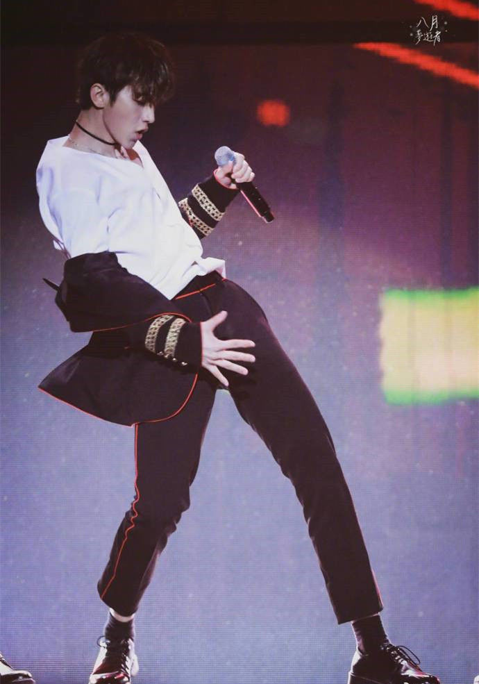 ninepercent粉丝见面会:蔡徐坤大长腿抢镜,朱正