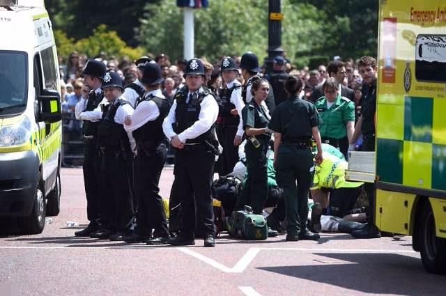 英国女王生日阅兵式上，79岁老帅当场落马