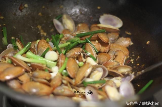 花蛤这样做味道太赞了，一大盘配着啤酒，瞬间令炎热的夏天变清凉