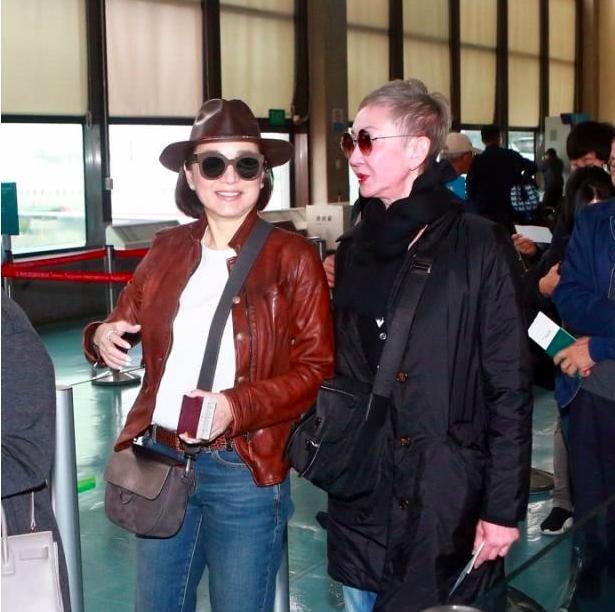 64岁林青霞与67岁施南生同框比美,玉镯太抢镜