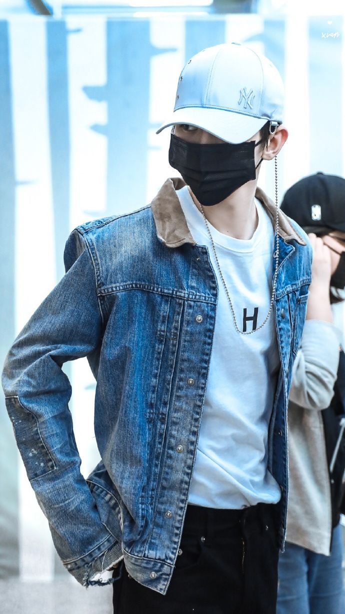 ikun们的异国恋结束了,蔡徐坤今日回国大长腿超