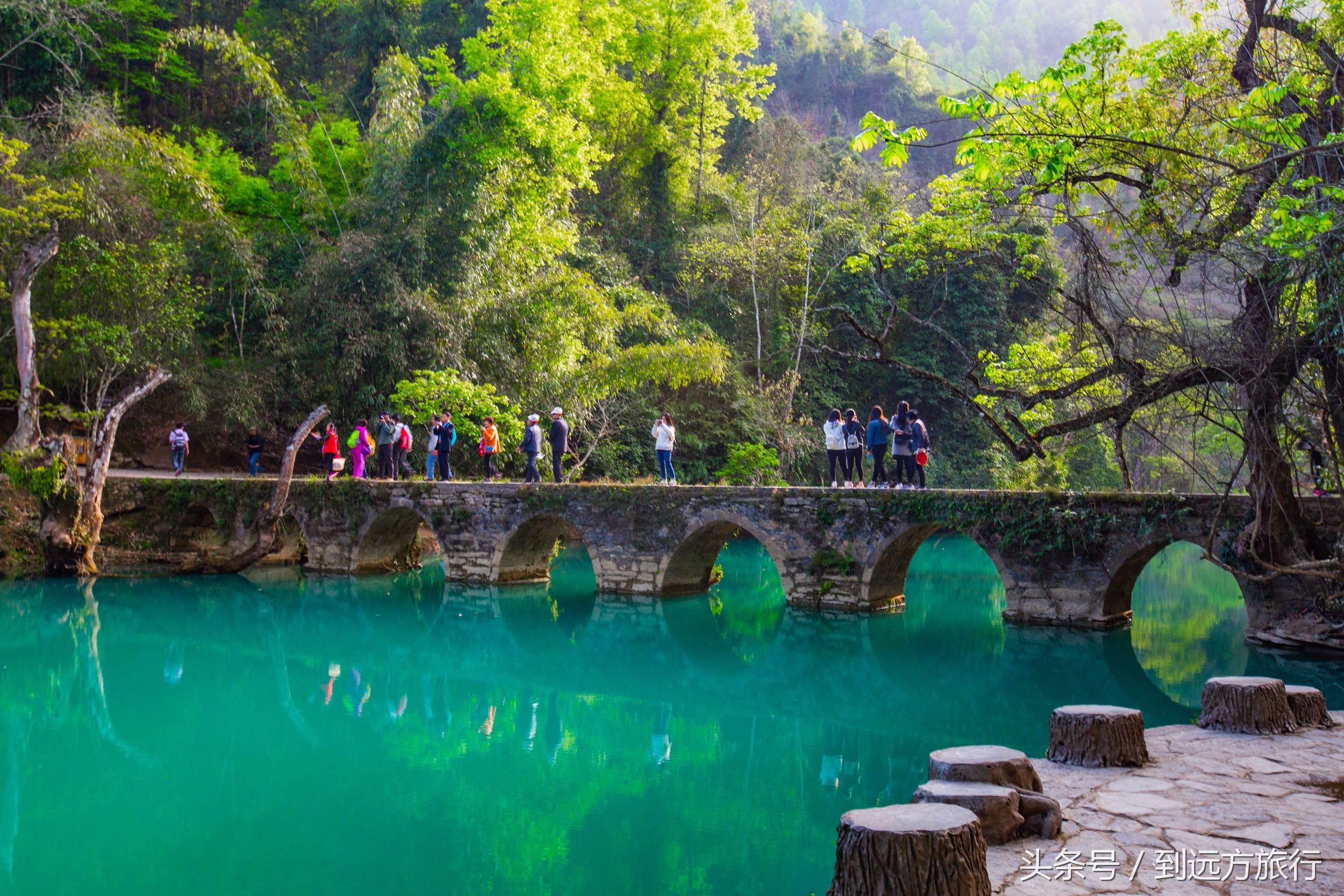 贵州大山有一座古石桥,为什么桥下的水这么绿