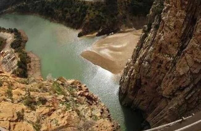 敢走吗?外国建的这条路比中国的玻璃栈道还恐怖!