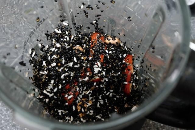 一碗自制黑芝麻糊,香浓美味营养好,常喝可强身健体、补脑益智!