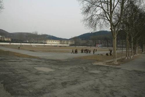 部队操场安装永久草皮,体能训练不再一身泥土