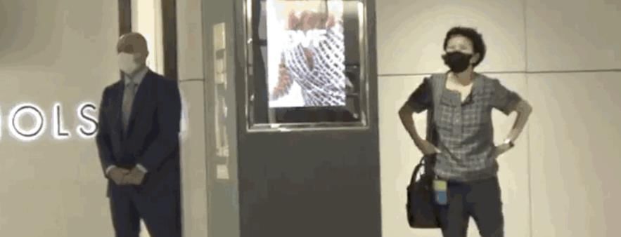 李嘉诚女友低调现身，身旁保镖惹眼，与李嘉诚相恋27年始终如一