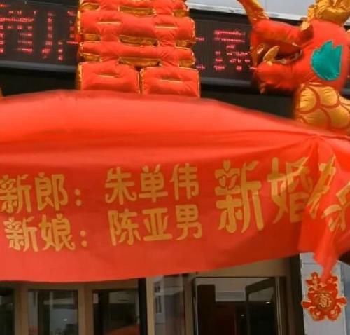 大衣哥朱之文儿子结婚，老家被围水泄不通，儿子敬酒略显不懂礼数