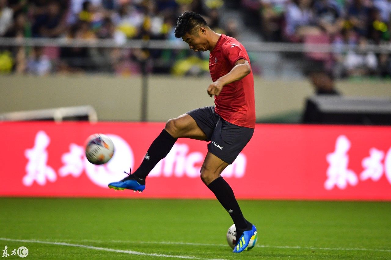 企鹅足球名人赛:中国明星队1-0国际传奇队