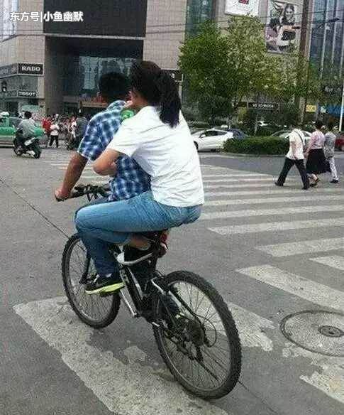 妹子一个人在家看惊悚片就是这种感觉吧,哈哈