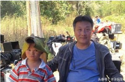 小马云进军娱乐圈,百万豪车接送,看人们背后