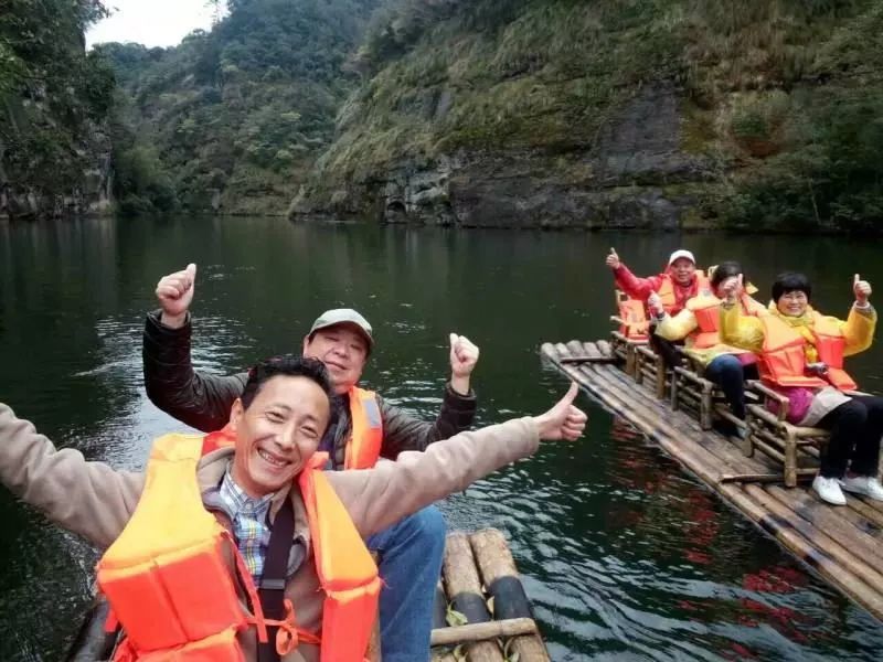 在水一方 山歌飘扬 百合绽放！五一请来三明这个丹霞绝壁奇景畅游