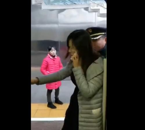 女子带着孩子以等老公为名 阻碍高铁列车发车