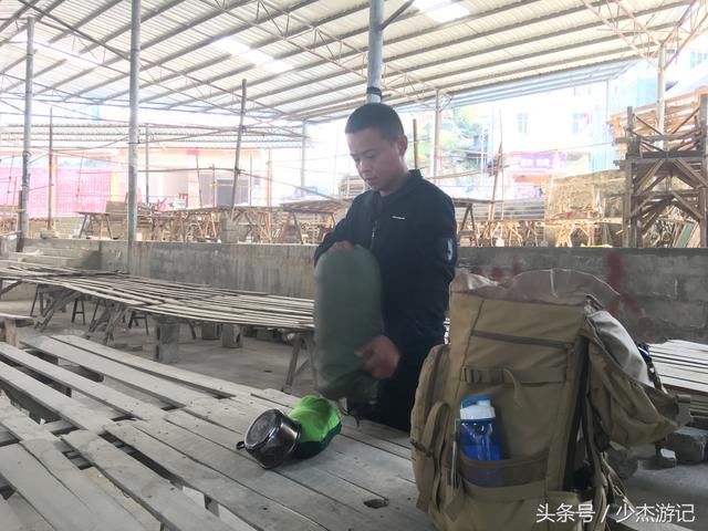 穷旅男孩又找到晚上过夜的地方了，是免费的旅馆，地方宽敞床又大