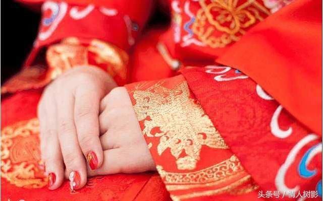 老公年薪二十万,我给娘家买车盖房,离婚后,我被村里人笑话!