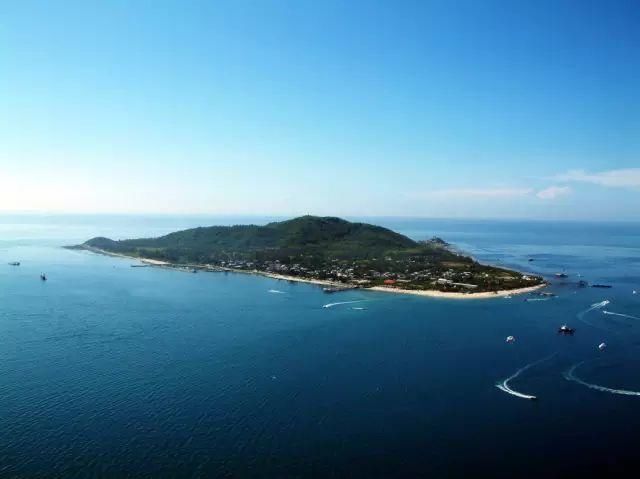 五一推荐丨走十步就是海，三亚这个被无数人错过的小镇，才是真正