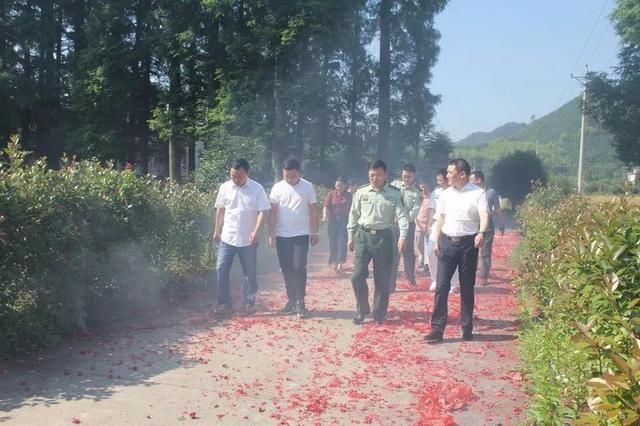 军人荣立二等功 军地一起送喜报