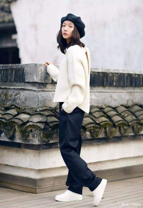 今年流行露脚踝,小白鞋配上九分裤,不仅腿长还