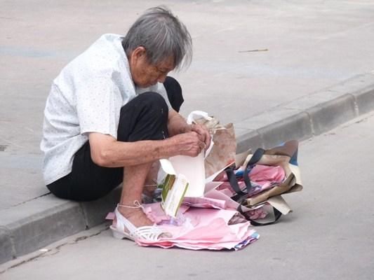 小区里拣垃圾的老人越来越多,子女都不管吗?