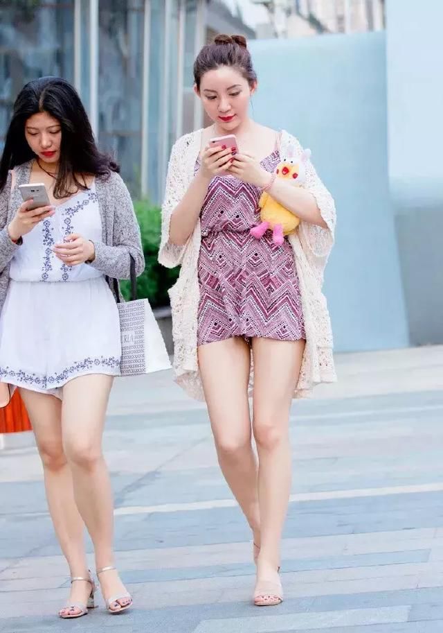 时尚女生搭配高跟鞋,让自己显得韵味十足 老葡京