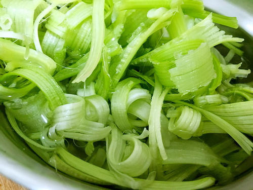 多纤的芹菜,怎么吃,才不会塞牙缝?一个小妙招