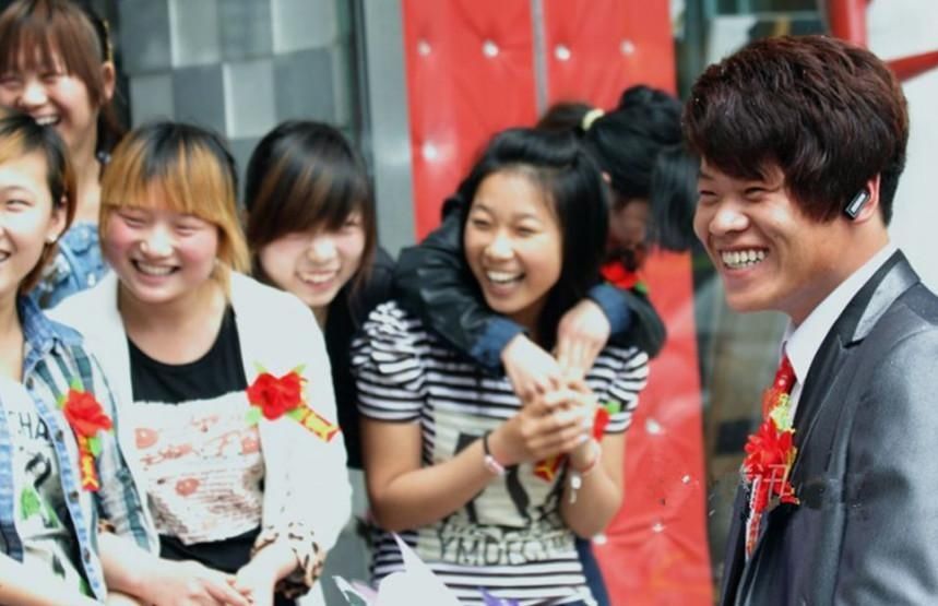 河南内黄县农村婚礼,新郎开豪车来接新娘,却被