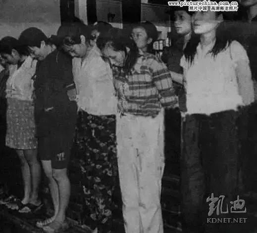 1983年“严打”现场的老照片，80后也许不相信这些