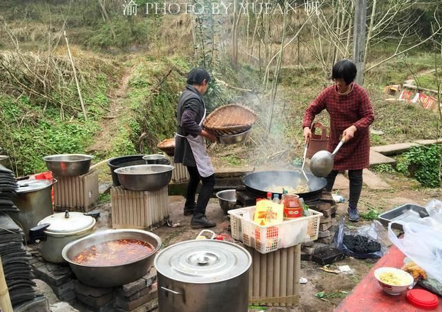 重庆农村一位大爷的八十大寿坝坝宴，四方乡邻做八层蛋糕相贺