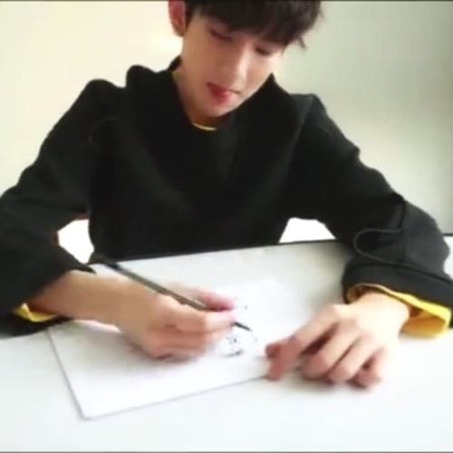 王源更新画画视频时暴露他从小到大握笔写字的