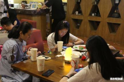 长时间低头看手机有什么危害呢?