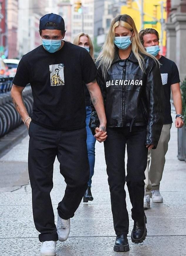 贝嫂大儿子牵未婚妻出街！像小老头了，贝嫂一身驼色比儿媳都温柔