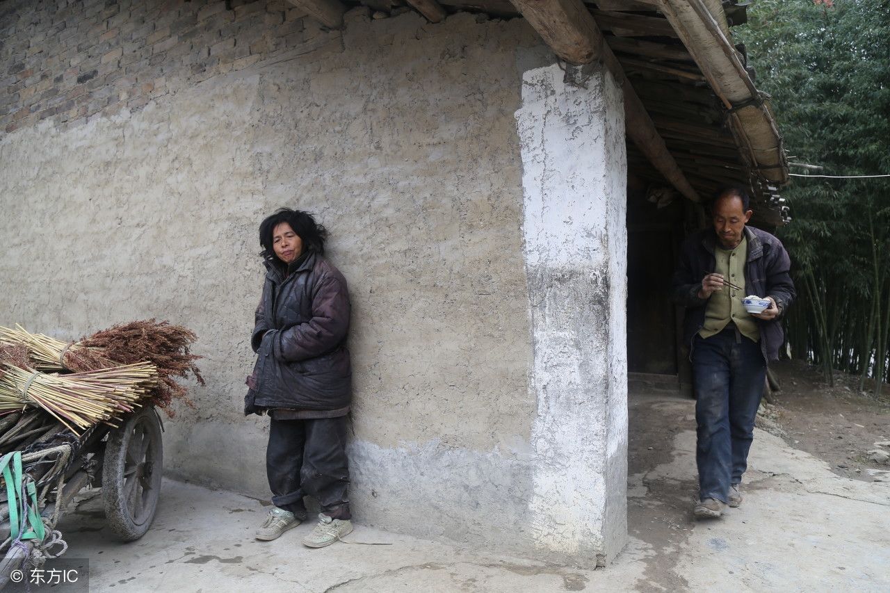 点赞好男人!20年照料精神分裂症妻子,伺候老人