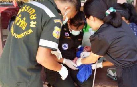 泰国孕妇开车去医院产检,中途肚子疼,将孩子生
