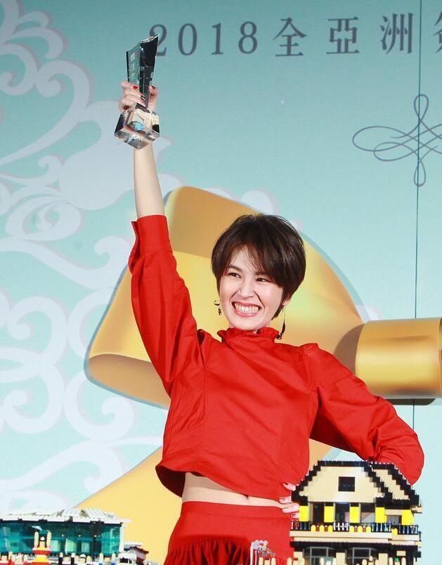 曾沛慈激吻男星列观察期,恋爱要以结婚为前提