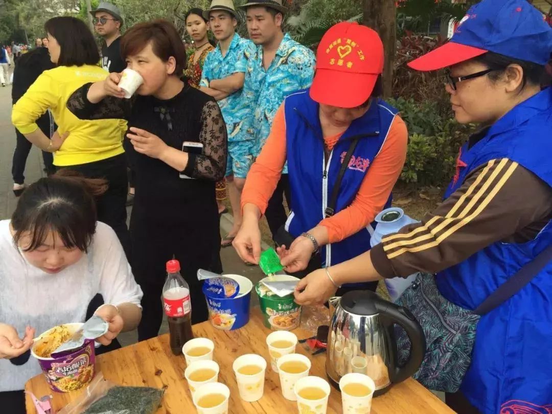 上万车辆滞留海口:乱鸣喇叭扰民 垃圾满天飞