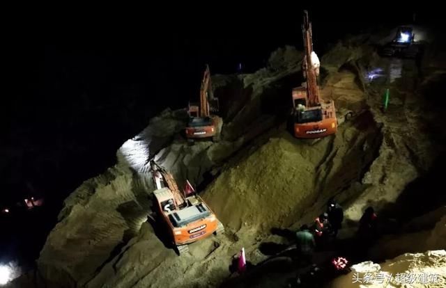 铁路隧道山体坍塌，基建狂魔速来救援！