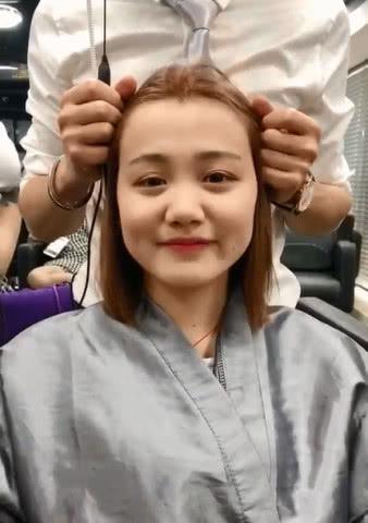 看起来萌萌哒的小姐姐想做个八字刘海,理完后